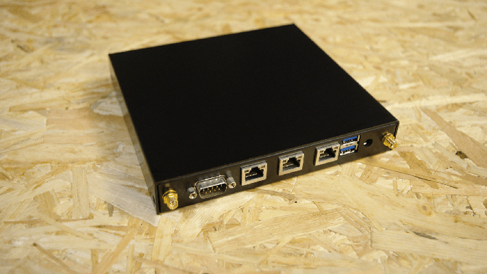PC Engines APU3 in a black case and two RP-SMA connectors
